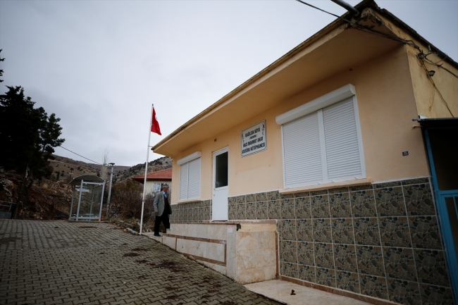 Kurduğu kütüphaneyi "çocuklar üşümesin" diye her gün ısıtıyor